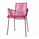 Chaise Mazunte Cocoon Fuchsia avec accoudoirs tressés - structure noire